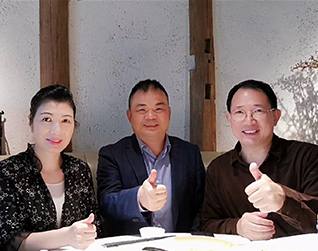 标王机房监控薛东山与单仁资讯集团单仁博士、贾鹛院长合照