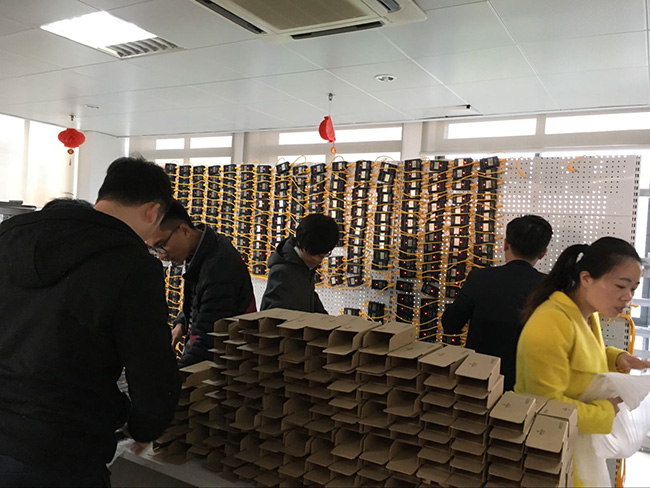 那边上架测试墙这边打包装箱