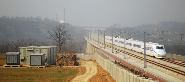 铁路边上的机房，如图示