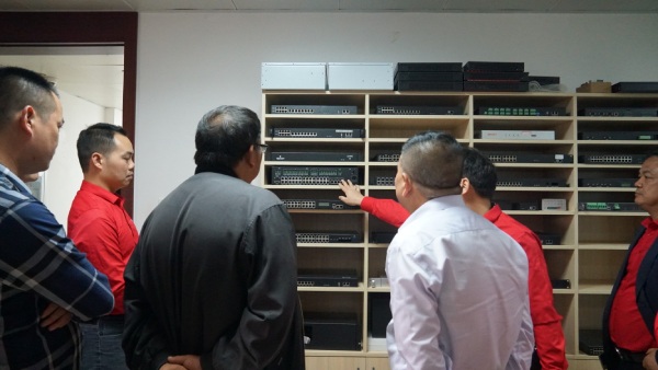 研发部经理向电力公司专家团介绍迈世动环监控主机