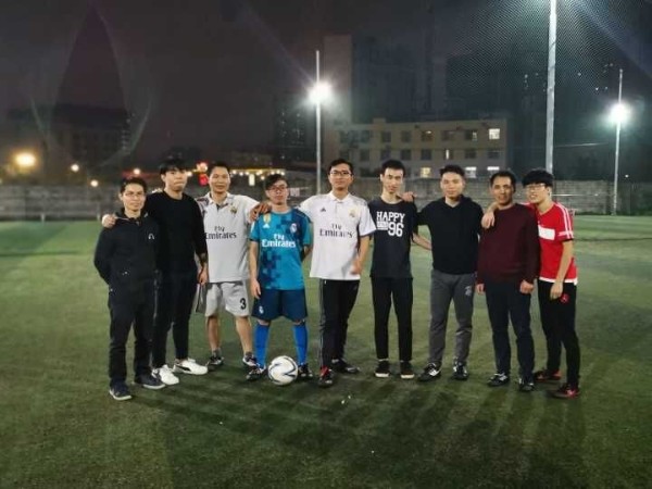 迈世足球小分队享受运动，绿茵场上的雨夜鏖战