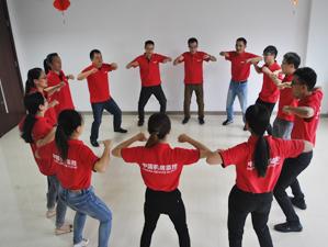 员工集体跳操