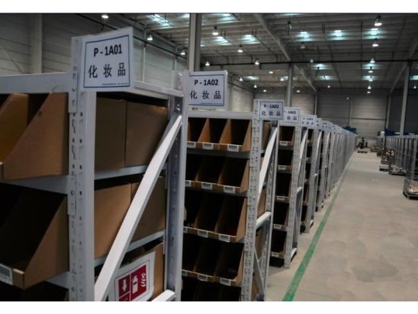 无人长期停留，但是需要保持一定湿度的库房应采取哪种系统？