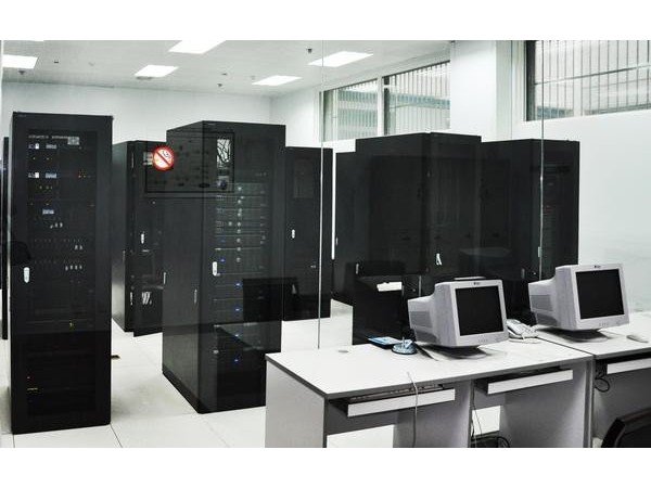 智慧校园网络机房动力环境监控方案，应选用哪款主机？