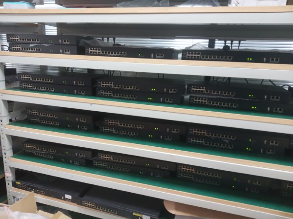 基站动环监控系统主机正在测试